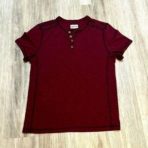 DISTILLERY men’s burgundy short sleeve henley tee short top. EEUC. Great colour.